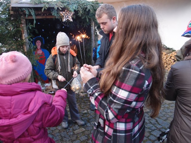 Zdobení stromečku 2013